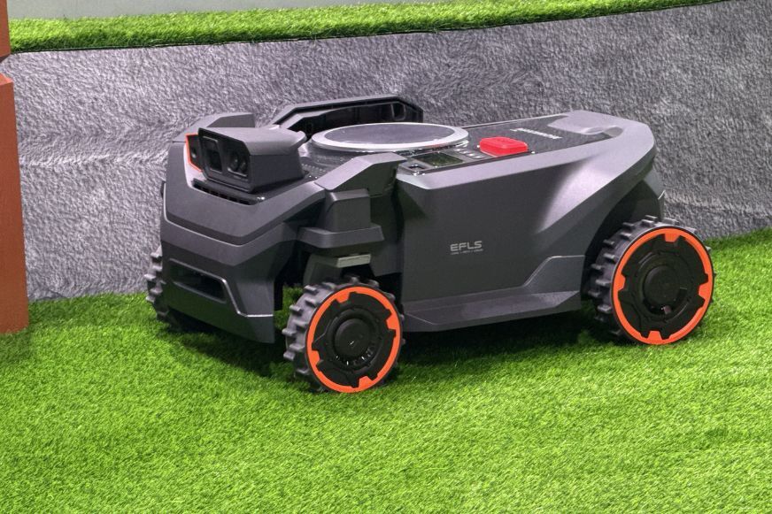 Segway Navimow H5 Pro Räder mit Xero-Turn AWD Antrieb auf Rasen